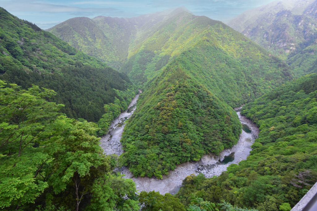 紅葉がベストシーズン 徳島の隠れ絶景 ひの字渓谷 に足をのばそう Separator Sa 秘境の湯